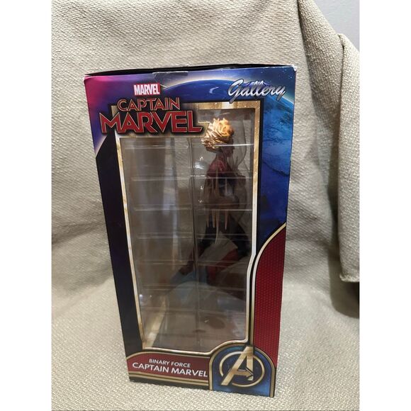 Diamond Select Gallery Binary Force Captain Marvel PVC Diorama Game Stop - Picture 6 of 10